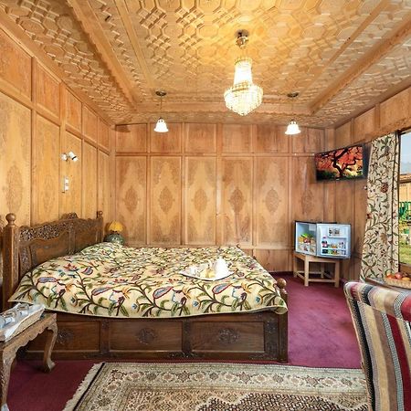 Welcomheritage Gurkha Houseboats Srīnagar Екстериор снимка