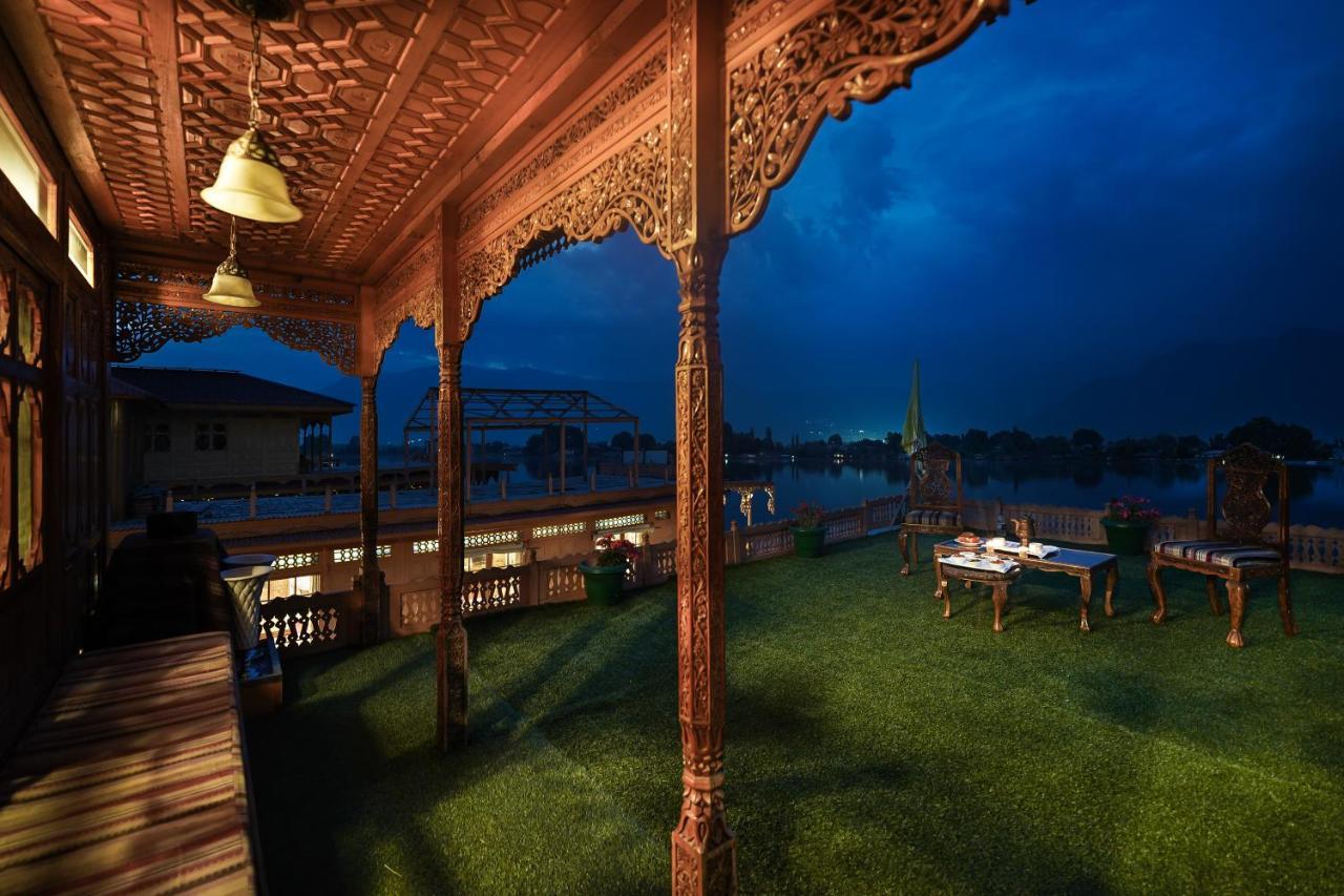 Welcomheritage Gurkha Houseboats Srīnagar Екстериор снимка