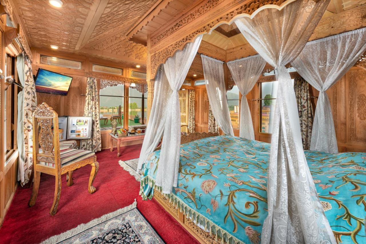 Welcomheritage Gurkha Houseboats Srīnagar Екстериор снимка