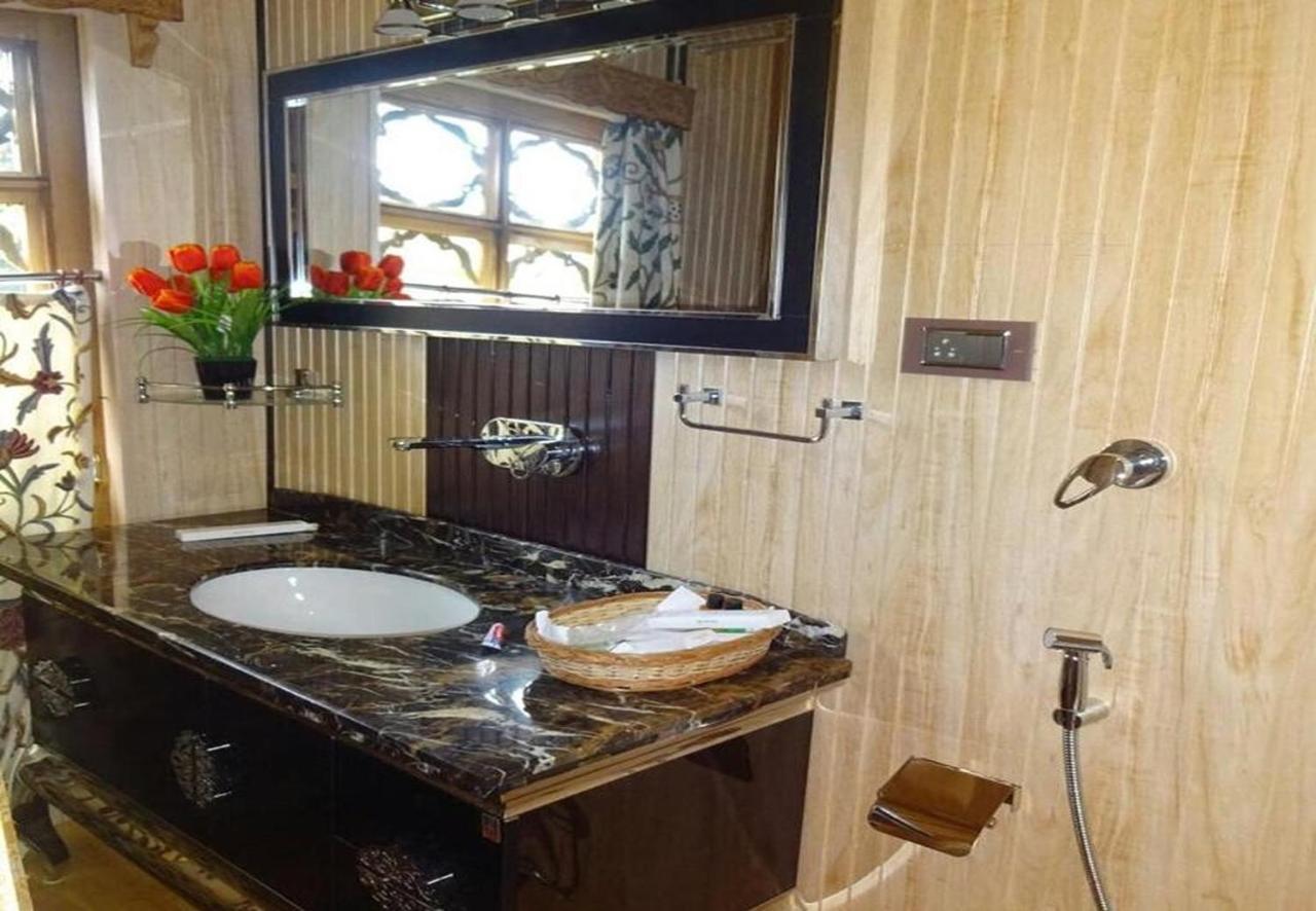 Welcomheritage Gurkha Houseboats Srīnagar Екстериор снимка